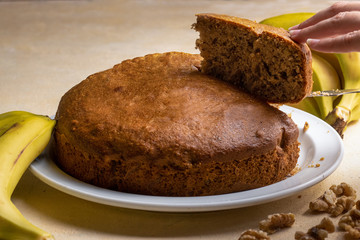 sponge cake with banana and walnuts