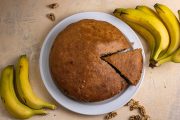 sponge cake with banana and walnuts