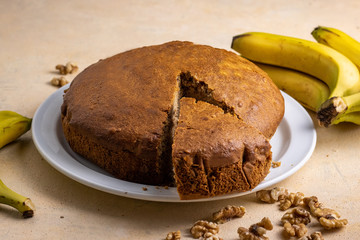 sponge cake with banana and walnuts