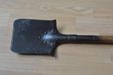 WW1 pioneer spade with serrated edge