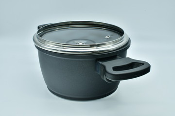 Schwarzer Topf mit umgedrehten Deckel