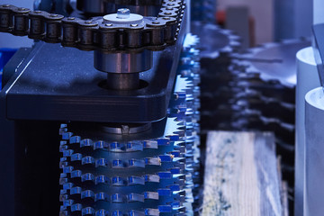 Chain drive and cutter for processing flat surfaces of wood in a woodworking machine