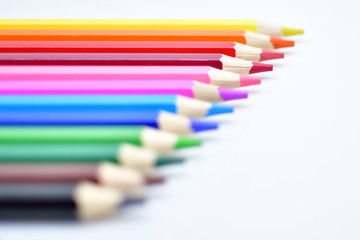 Bunte Holzstifte in Reihe