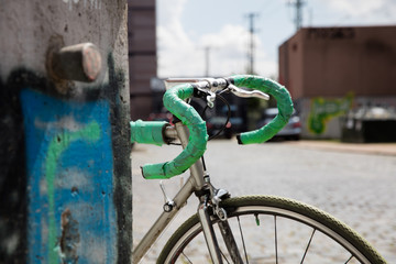 Vintage Rennrad an Graffitimauer gelehnt