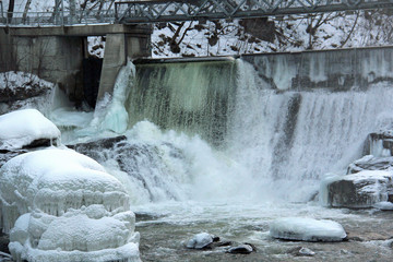 Frozen waterfall flow from an electrical barrage