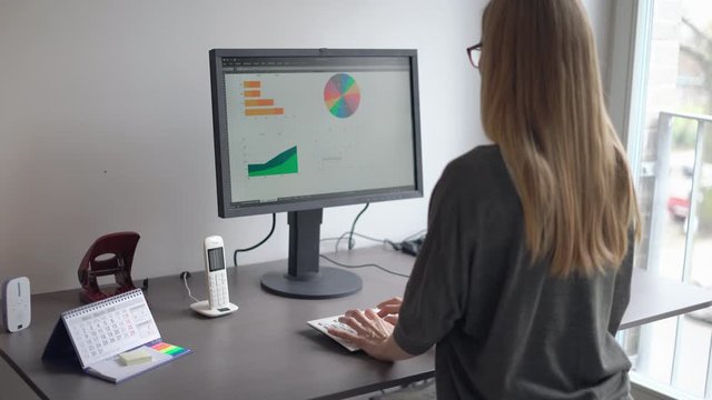 Homeoffice Frau am Schreibtisch