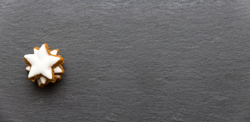 Schiefertafel mit Textfreiraum und Zimtstern Keksen