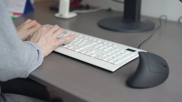 ergonomische Maus und Tastatur, Frau arbeitet von zu Hause