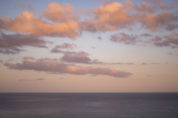 Gros nuages d'été au dessus de l'océan au coucher du soleil
