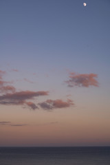 Gros nuages d'été au dessus de l'océan. soir de pleine lune