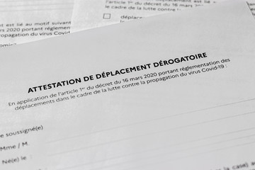 Obraz premium Attestation de déplacement dérogatoire française