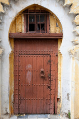 Puerta marrón en Tánger, Marruecos
