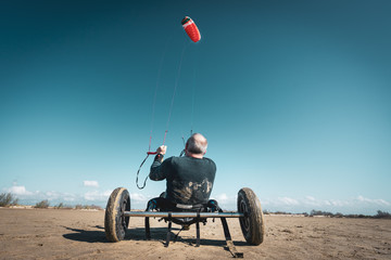 un char à voile buggy tracté par un cerf-volant