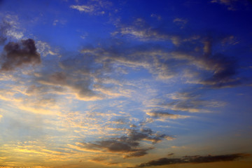 Błękitne niebo po zachodzie słońca niebo z kolorowymi chmurami	 - obrazy, fototapety, plakaty