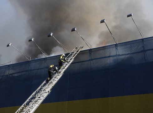 Large-scale fire in a house on the corner of Khreshchatyk and Bogdan Khmelnitsky Street in the center of Kiev, June 20, 2017