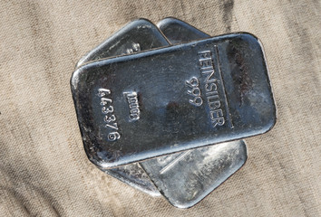 Cast silver bullion weighing 1000 grams produced in Germany. feinsilber is fine silver.