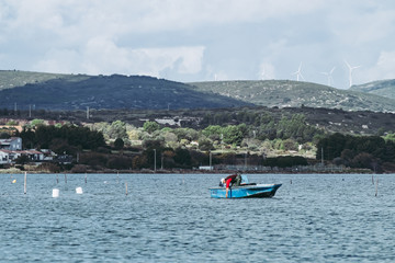Obraz premium Paysage de bord de mer avec petit bateau de pêcheur 