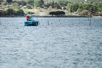 Paysage de bord de mer avec petit bateau de pêcheur	