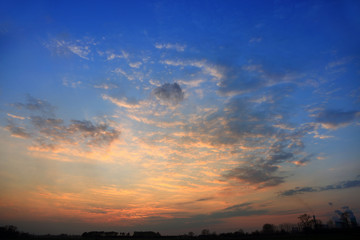 Fototapeta na wymiar Błękitne niebo po zachodzie słońca niebo z kolorowymi chmurami 