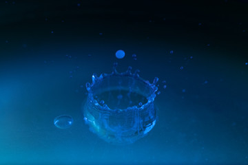 不規則な形を彩る、不規則な配色と今後の世の中のゆくえを占う