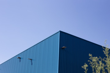 Obraz premium Blue metal building on sky background