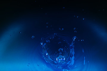 不規則な形を彩る、不規則な配色と今後の世の中のゆくえを占う