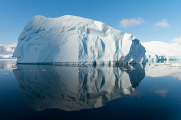 Obraz premium Ice berg reflected in calm water in the Errera Channel in Antarctica