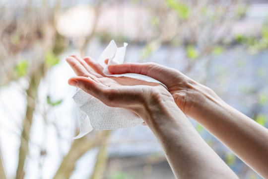 Disinfecting the hands with disinfection wet wipes