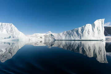 Poster IJsberg weerspiegeld in kalm water in het Errera-kanaal op Antarctica © David Katz
