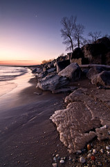 Fototapeta na wymiar The Lake Michigan shoreline at dawn on a winter morning at Openlands Lakeshore Preserve.