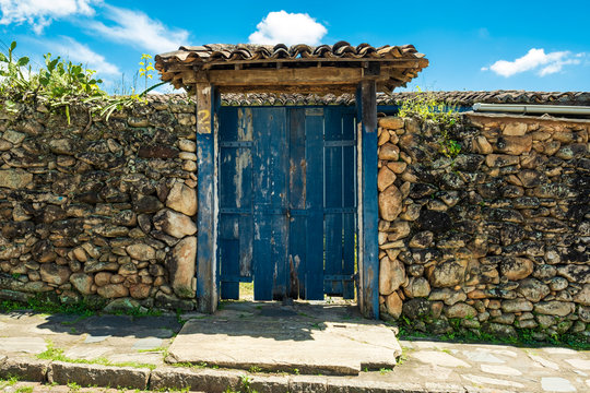 Porta colonial em muro de pedra