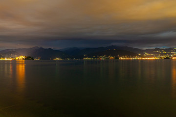 Fototapeta na wymiar Panorama notturno del Lago Maggiore con l'Isola Bella e la riva di Stresa, Piemonte, Italia