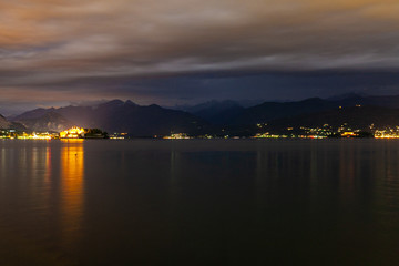 Panorama notturno del Lago Maggiore con l'Isola Bella e la riva di Stresa, Piemonte, Italia