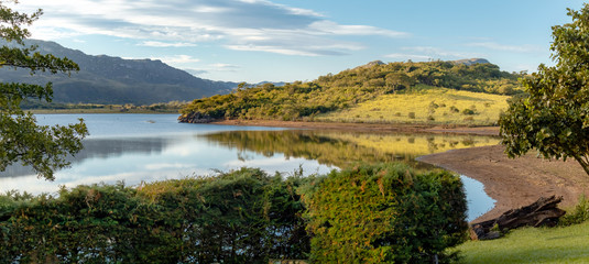 Lapinha lagoon with small beach and mountains in the background, Lapinha da Serra, Santana do Riacho, Minas Gerais, Brazil