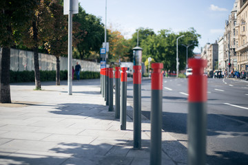 Obraz premium Columns against cars in the city
