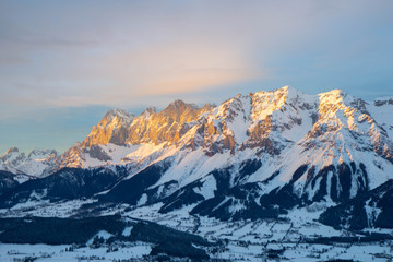 Obraz premium evening light on mountain range, Schladming ski resort, Austrian Alps