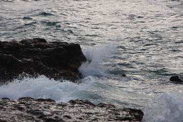 Olas del mar rompiendo contra las rocas