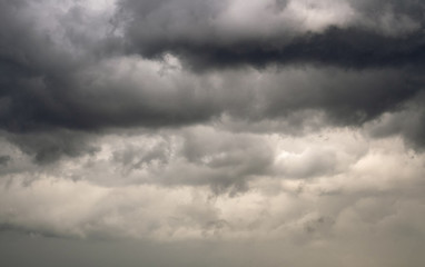 Obraz premium Clouds gather and turn dark, indicating stormy weather is on the way