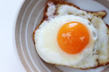 seasoning salt on sunny side up fried egg