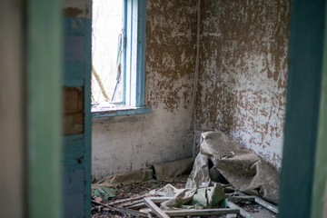 Obraz premium Old ruined house in Pripyat in Chernobyl