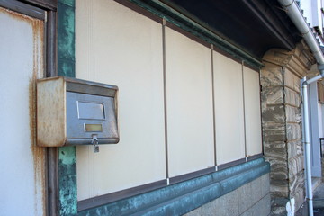 古い郵便受けと雨戸