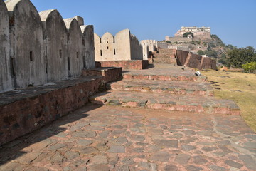 インドのラジャスタン州のウダイプル
世界遺産のクンバルガール城
丘の上の宮殿と周辺の砦