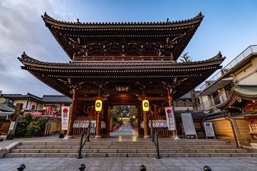 夕暮れの中山観音山門