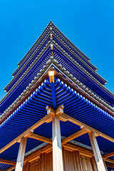 藍色の伝統木工建築、宝塚の中山観音五重塔