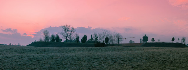 Alba sulla città di Palmanova. Visibile il vecchio serbatoio idrico a torre e le gru per la...