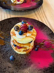 pyszne pancakes z owocami 