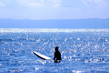 湘南の海とサーファー