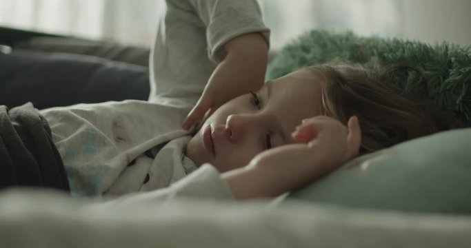 Chora dziewczynka leży zmęczona 