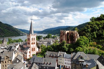 Fototapeta na wymiar St Peters Church and ruin of the gothic Wernerkapelle along the Rhein River in Bacharach in Rhineland-Palatinate, Germany. 