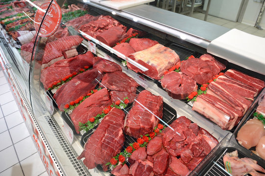 Rayon boucherie dans un supermarch&eacute;, vente de roti de boeuf issu de betes de concours